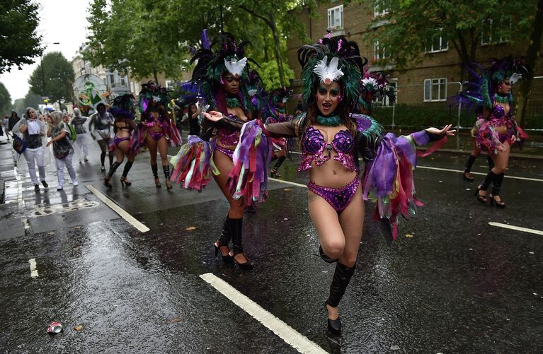 Участницы парада Notting Hill Carnival в западном Лондоне. Август 2015