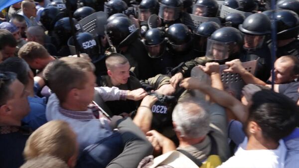 Протестующие у Рады в Киеве валили на землю силовиков и срывали с них каски