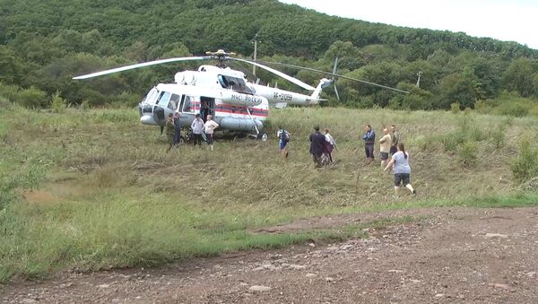 Спасатели на вертолете эвакуировали людей из затопленных районов Приморья