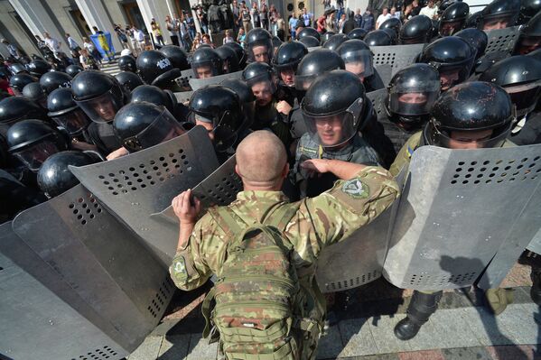Участники протестных акций у здания Верховной рады в Киеве во время столкновений с сотрудниками правоохранительных органов