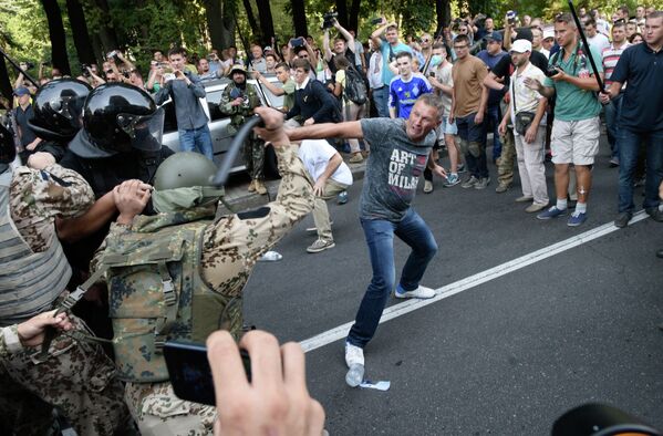 Участники протестных акций у здания Верховной рады в Киеве во время столкновений с сотрудниками правоохранительных орган