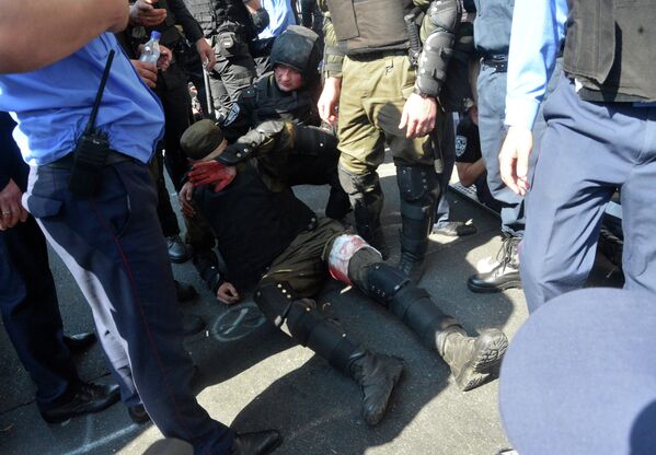 Сотрудник правоохранительных органов, пострадавший во время столкновений с участниками протестных акций у здания Верховной рады в Киеве