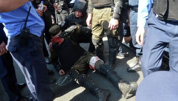 Сотрудник правоохранительных органов, пострадавший во время столкновений с участниками протестных акций у здания Верховной рады в Киеве