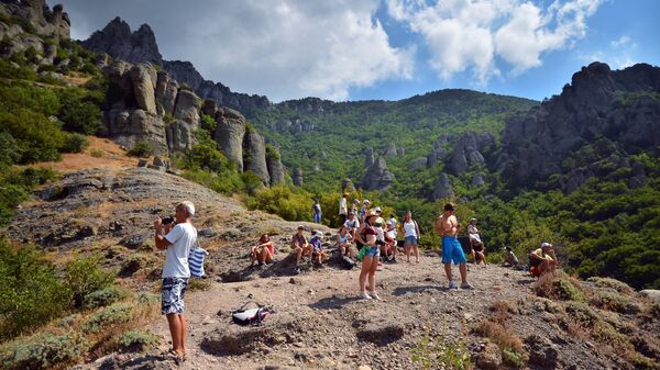 Туристы фотографируются в Долине приведений на горном массиве Демерджи-яйла в Алуштинском регионе Крыма