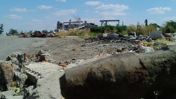 Разрушенный аэропорт в Луганске. Архивное фото