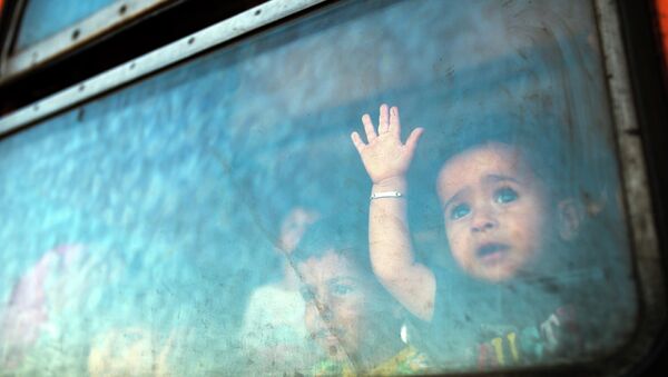 Мальчик в окне поезда на греко-македонской границе