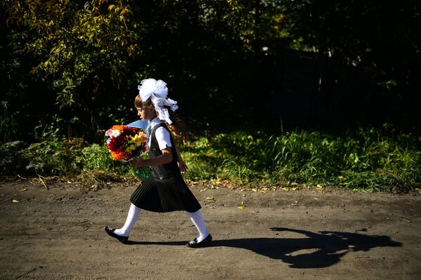Девочка идёт в школу в селе Новолуговое Новосибирской области