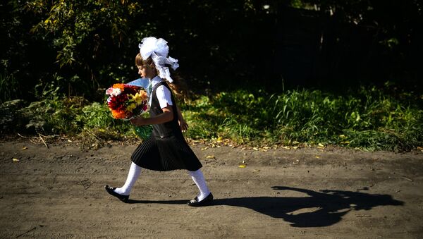 Девочка идёт в школу в селе Новолуговое Новосибирской области