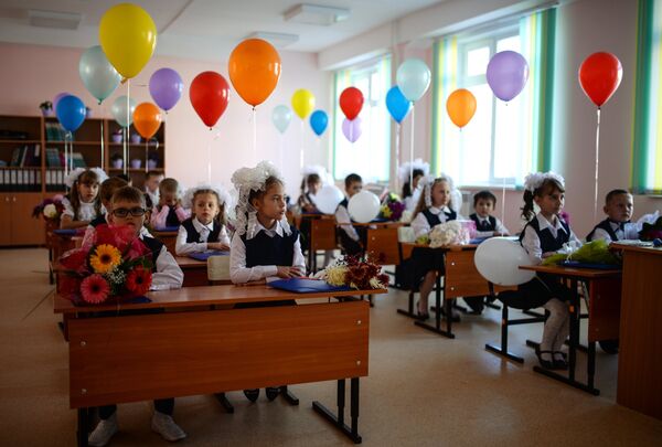 Первоклассники в классе в селе Новолуговое Новосибирской области
