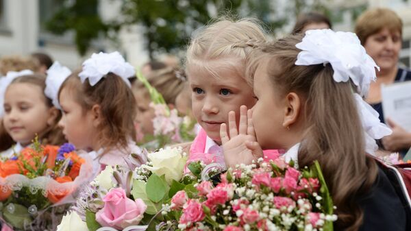 Ученики на торжественной линейке в школе №1048 Москвы
