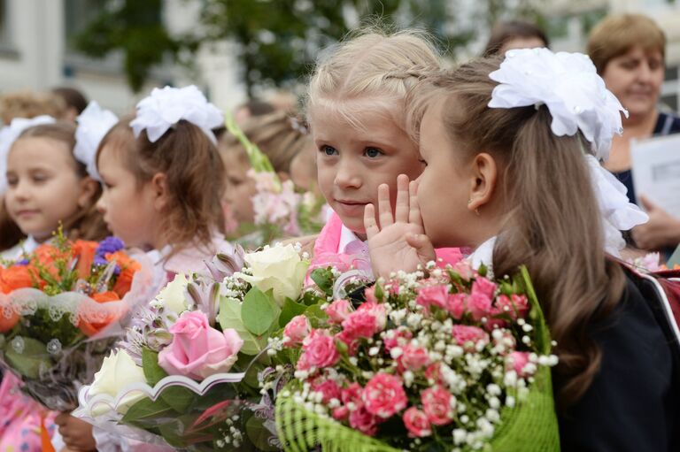 Ученики на торжественной линейке в школе №1048 Москвы