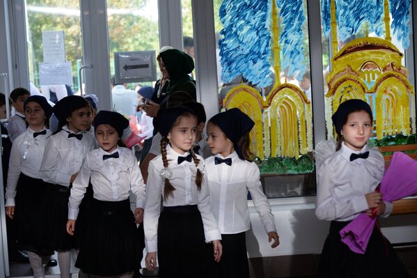 Ученики перед началом уроков в День знаний в гимназии №12 в Грозном