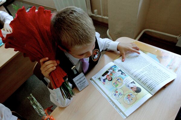 Первоклассник на уроке в День знаний в гимназии №2 Владивостока