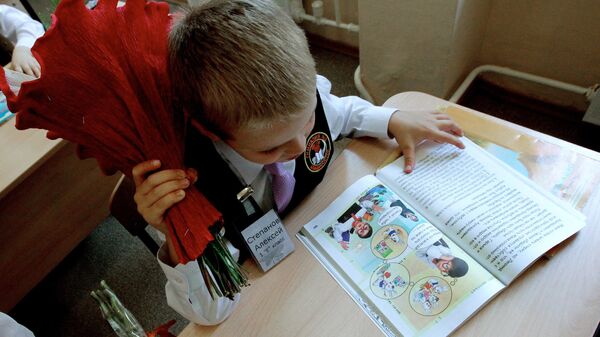 Первоклассник на уроке в День знаний в гимназии №2 Владивостока