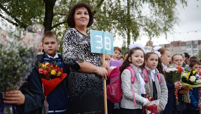 Торжественная линейка, посвященная Дню знаний, в школе №1048 города Москвы Торжественная линейка, посвященная Дню знаний, в школе №1048 города Москвы
