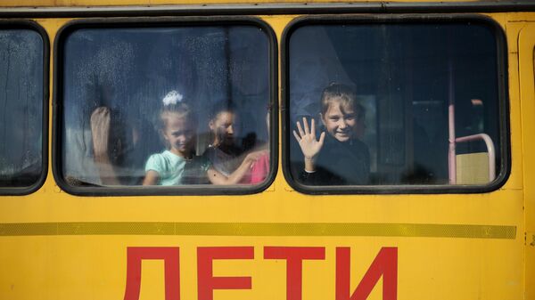 Дети едут в автобусе