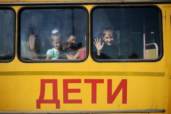 Дети едут на торжественную линейку, посвященную Дню знаний, в село Новолуговое Новосибирской области
