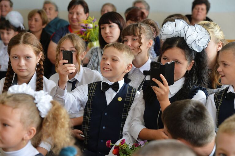 Ученики на линейке в Лебедевской школе Челябинской области