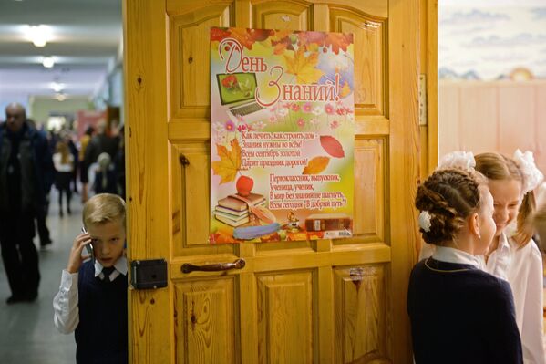 Ученики в День знаний в средней общеобразовательной школе № 168 Екатеринбурга