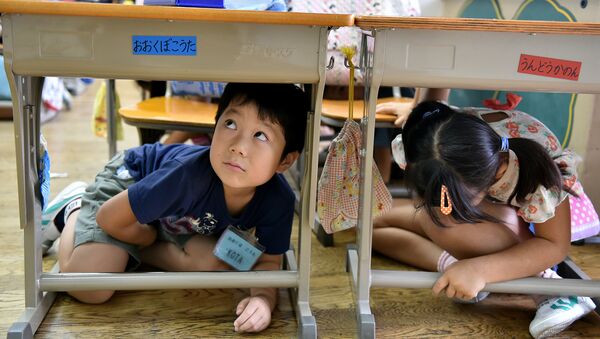 Японские школьники принимают участие в ежегодных учениях на случай землетрясения. 1 сентября 2015