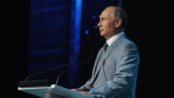 Президент РФ Владимир Путин выступает в День знаний перед школьниками