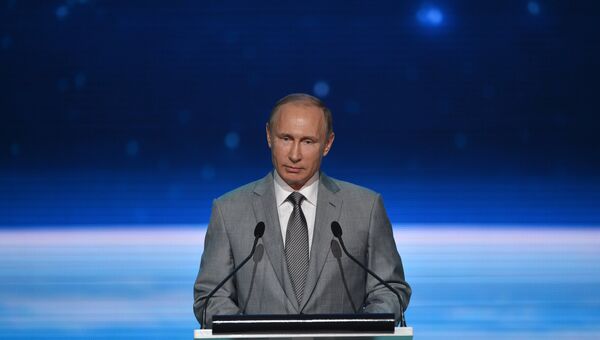 Президент РФ Владимир Путин выступает в День знаний перед школьниками
