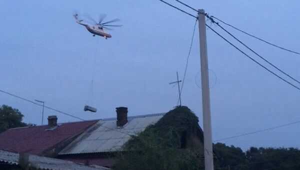 Вертолет МЧС во время спасательной операции в Уссурийске