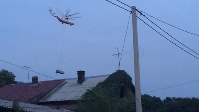 Вертолет МЧС во время спасательной операции в Уссурийске