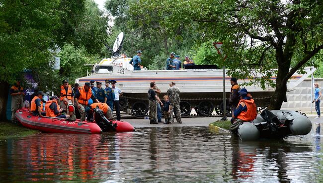 Сотрудники МЧС в зоопарке Зелёный остров города Уссурийска, пострадавшем в результате подтопления