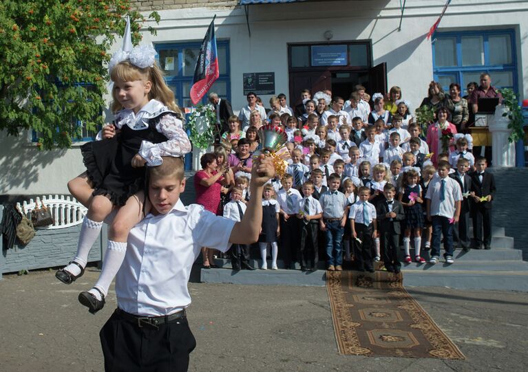 Открытие школы имени фотокорреспондента МИА Россия сегодня Андрея Стенина в городе Снежное ДНР