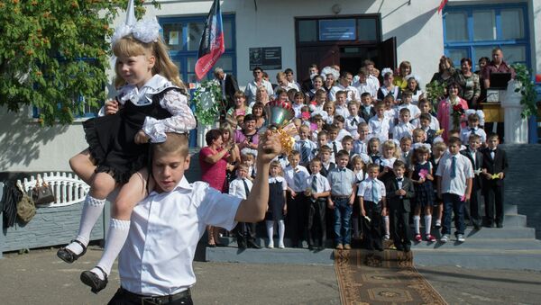 Открытие школы имени фотокорреспондента МИА Россия сегодня Андрея Стенина в городе Снежное ДНР