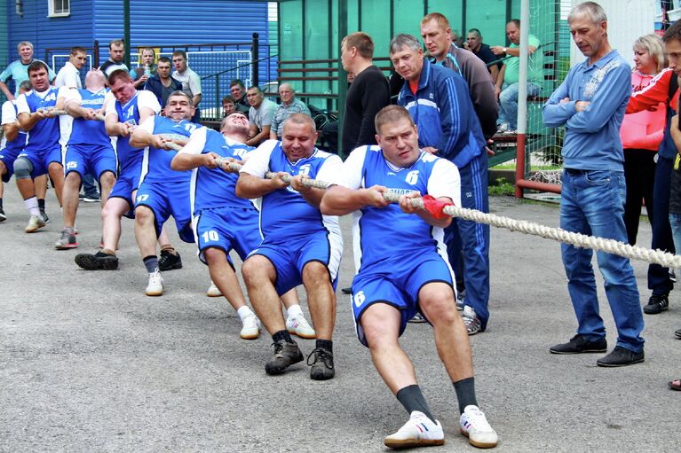 На шахтерской спартакиаде самая престижная победа - в перетягивании каната На шахтерской спартакиаде самая престижная победа - в перетягивании каната