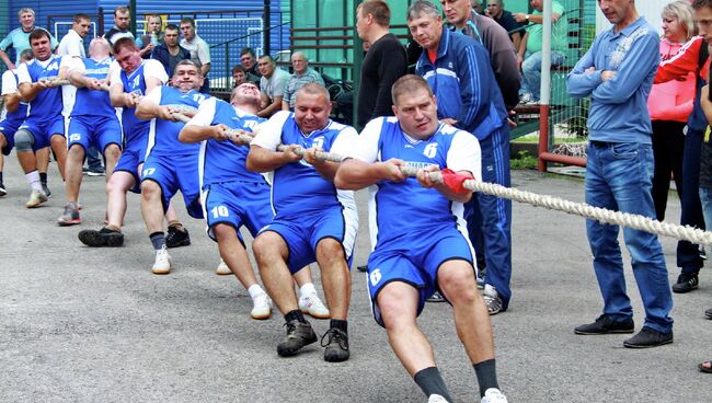 На шахтерской спартакиаде самая престижная победа - в перетягивании каната