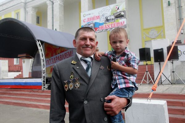 Почетный шахтер Александр Левкович пришел на праздник со своим внуком