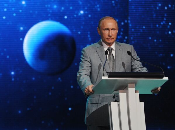 Владимир Путин выступает перед воспитанниками и педагогами образовательного центра для одаренных детей Сириус в Сочи