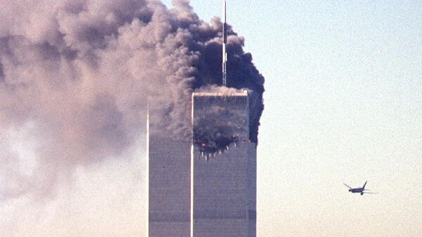 Самолет летит в башню Всемирного торгового центра в Нью-Йорке. 11 сентября 2001 года