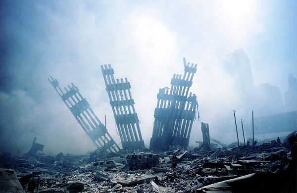 Обломки рухнувшей башни Всемирного торгового центра в Нью-Йорке. 11 сентября 2001 года