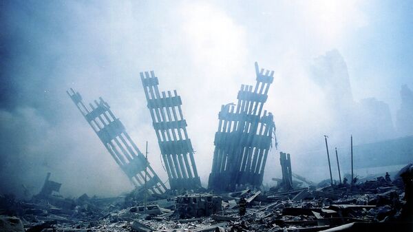 Обломки рухнувшей башни Всемирного торгового центра в Нью-Йорке. 11 сентября 2001 года. Архивное фото