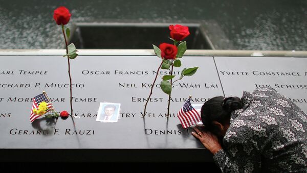 Женщина у мемориала на 13-й годовщине теракта 11 сентября в Нью-Йорке