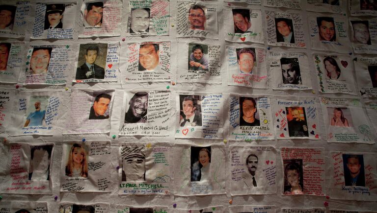 Фотографии жертв терактов 11 сентября, показанные на пресс-конференции 10 сентября 2012 года в Нью-Йорке