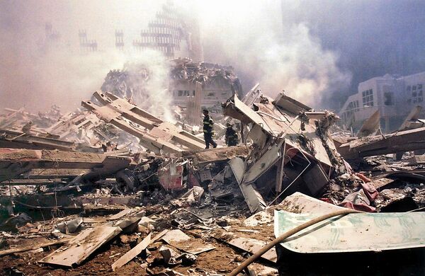 Обломки башни Всемирного торгового центра после теракта 11 сентября 2001 года в Нью-Йорке