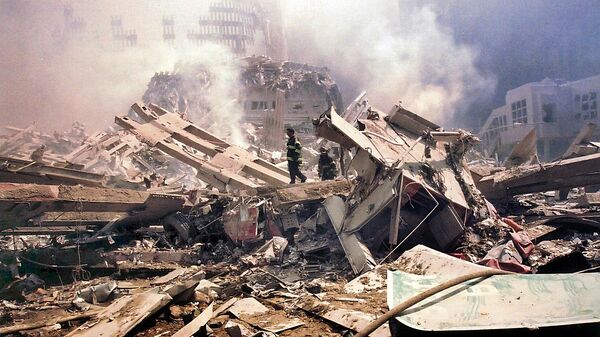 Обломки башни Всемирного торгового центра после теракта 11 сентября 2001 года в Нью-Йорке. Архивное фото