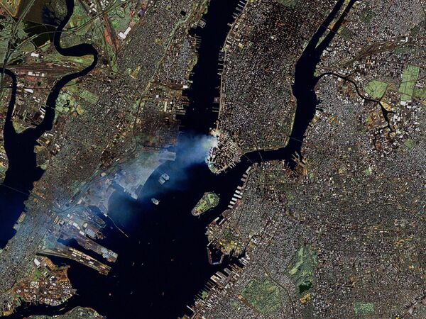 Дым над Манхеттеном после теракта 11 сентября 2001 года в Нью-Йорке