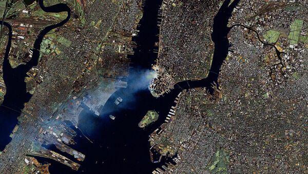 Дым над Манхеттеном после теракта 11 сентября 2001 года в Нью-Йорке