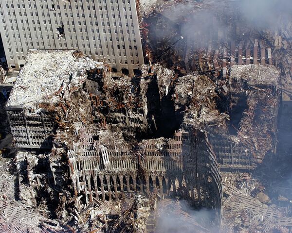 Вид с воздуха на место теракта в Нью-Йорке. 17 сентября 2001