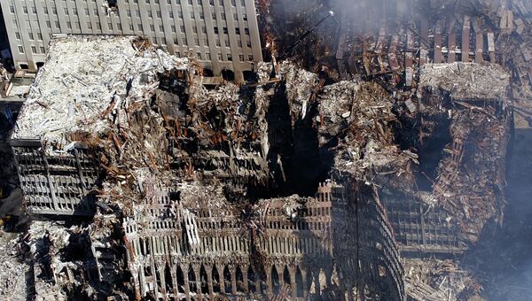 Вид с воздуха на место теракта в Нью-Йорке. 17 сентября 2001