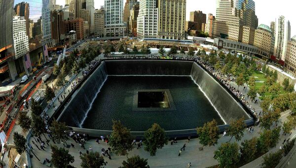 Люди собираются возле мемориала 11 сентября в Нью-Йорке