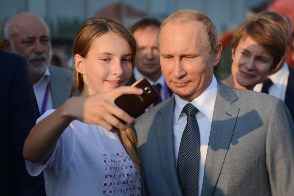 Президент РФ Владимир Путин во время посещения образовательного центра Сириус в Сочи, в котором проходят обучение одаренные дети со всей России