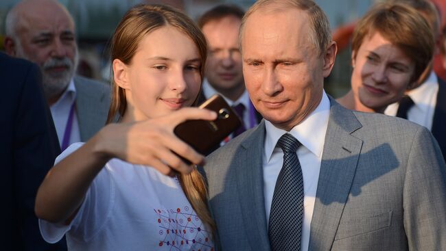 Президент РФ Владимир Путин во время посещения образовательного центра Сириус в Сочи, в котором проходят обучение одаренные дети со всей России
