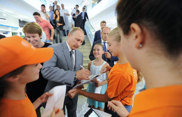 Президент РФ Владимир Путин раздает автографы во время посещения образовательного центра Сириус в Сочи, в котором проходят обучение одаренные дети со всей России